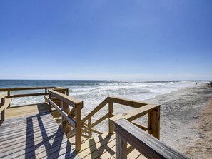 En la playa, camastros y toallas de playa 