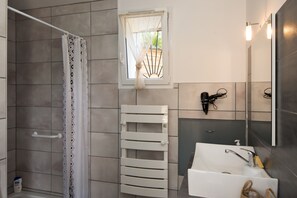 Shower, hair dryer, soap, shampoo - Gîte La Blanche Longère, furnished holiday home, graded 4**** (Compertrix)