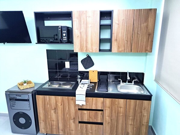 Fridge, microwave, oven, stovetop