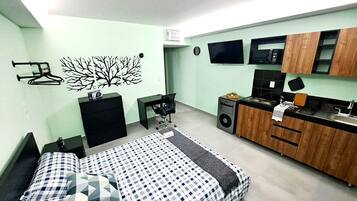 1 dormitori, planxa i posts de planxar, wifi i roba de llit