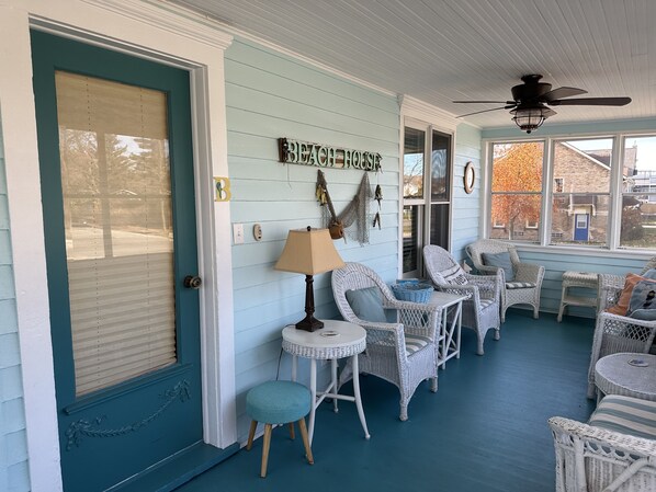 Interior - Jimmy's Beach House "B" Located just 1 block from Ludington's city beach. (Ludington)