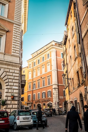 Exterior - DOMUS in PANTHEON (Rome)