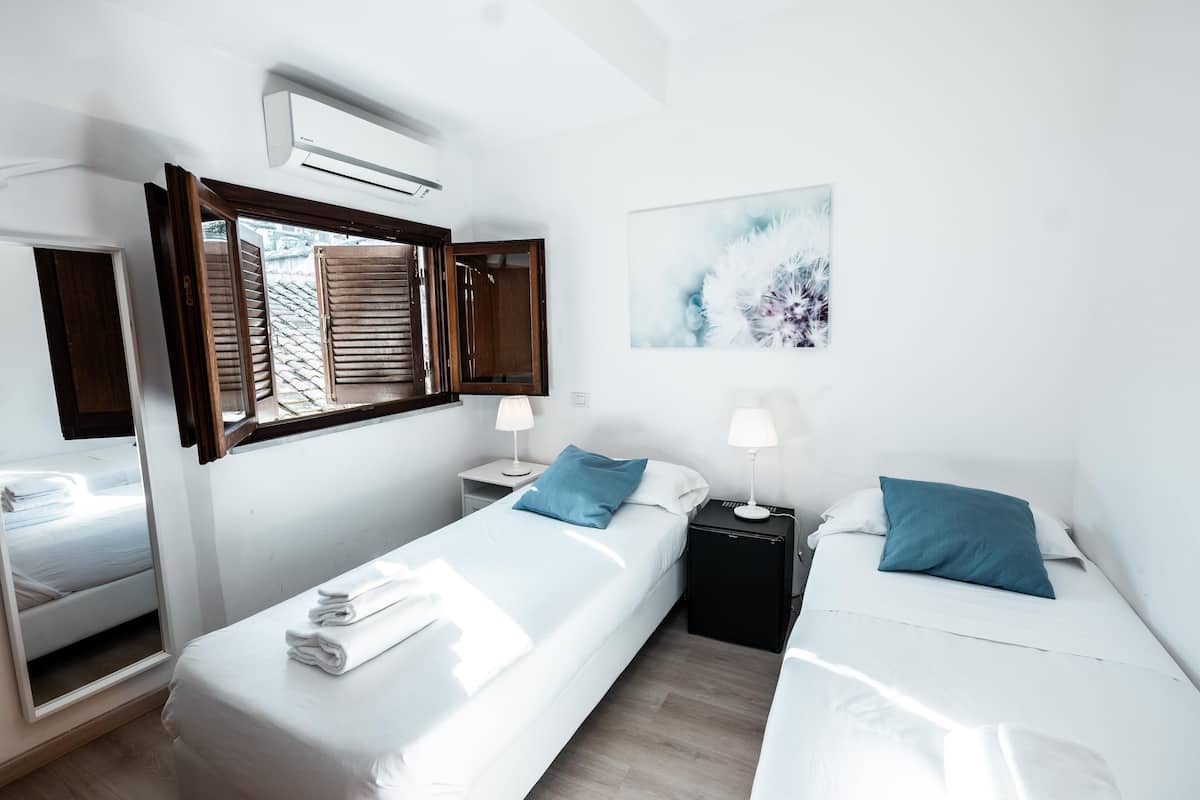 Quarto duplo básico | Escrivaninha, ferros/tábuas de passar roupa, Wi-Fi de cortesia