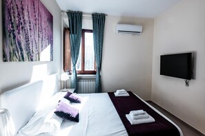 Quadruple Room | Desk, iron/ironing board, free WiFi
