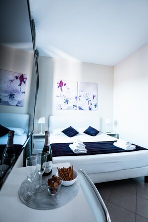 Vierpersoonskamer | Een bureau, een strijkplank/strijkijzer, gratis wifi