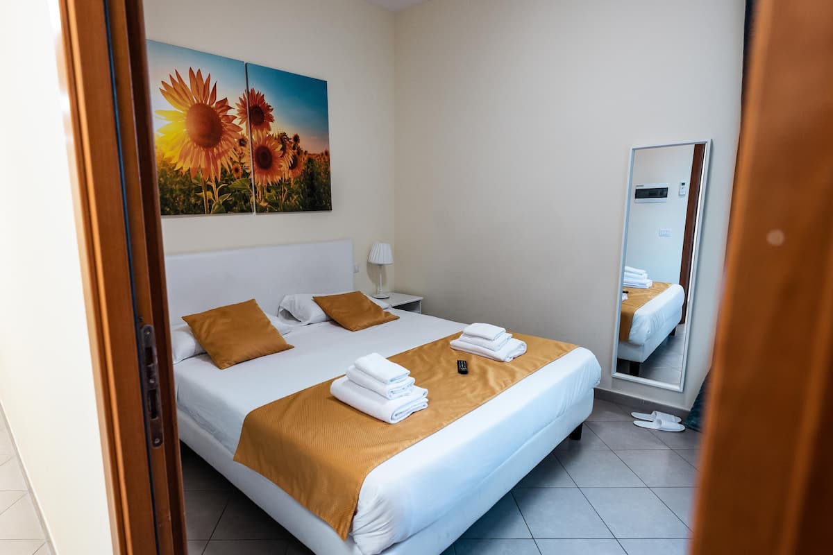 Quarto casal conforto | Escrivaninha, ferros/tábuas de passar roupa, Wi-Fi de cortesia