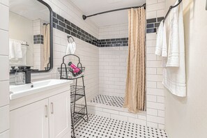 Dusche, Haartrockner, Handtücher, Shampoo