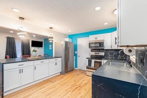 Frigorifero, microonde, forno, piano cottura