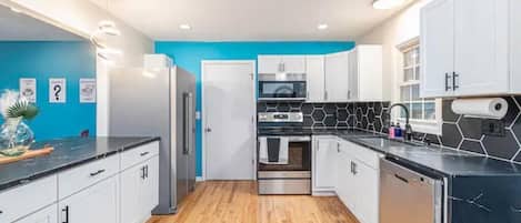 Geladeira, micro-ondas, fogão, cooktop