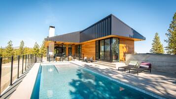 Een verwarmd zwembad