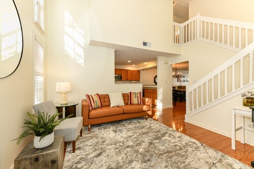 Stylish Serenity - Spacious townhouse minutes from PTI and downtown Greensboro.