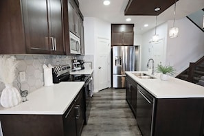 Een koelkast, een microgolfoven, een oven, een kookplaat