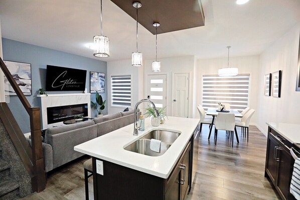 Interior - Three King Beds|Central A/C|Fireplace|Park|Disney+ (Edmonton)