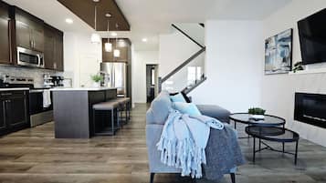Smart TV, fireplace