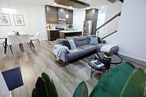 Smart TV y chimenea 