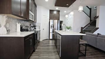 Frigorífico, microondas, horno y placa de cocina