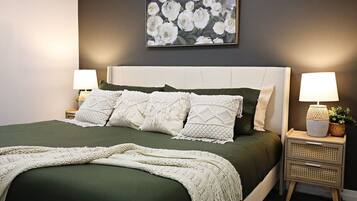 3 Schlafzimmer, Schreibtisch, Bügeleisen/Bügelbrett, Reisekinderbett