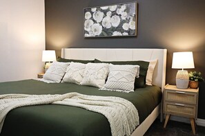 3 slaapkamers, een bureau, een strijkplank/strijkijzer, reisbedje