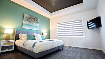 3 makuuhuonetta, työpöytä, silitysrauta/-lauta, vauvan matkasänky