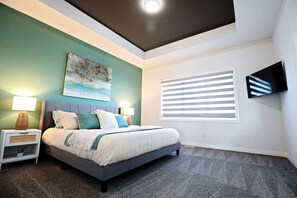 3 makuuhuonetta, työpöytä, silitysrauta/-lauta, vauvan matkasänky