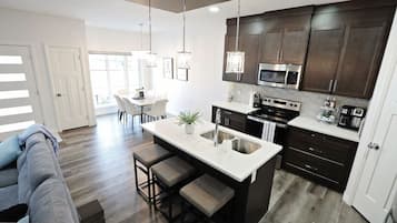 Coffee/tea maker, fridge, microwave, oven