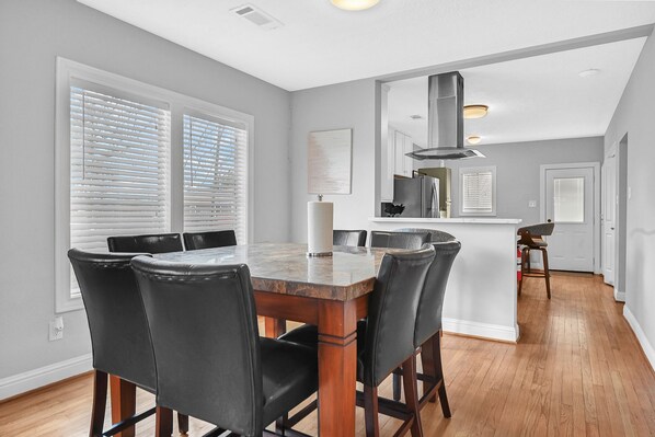 Dining - SWEET HOUSTON 14 people, 4 Bethrooms, 2 Full Bath. located in central Houston. (Houston)