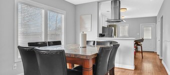 SWEET HOUSTON 14 people, 4 Bethrooms, 2 Full Bath. Pool, Central Houston.