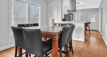 SWEET HOUSTON 14 people, 4 Bethrooms, 2 Full Bath. Pool, Central Houston.