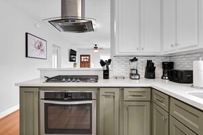 Fridge, microwave, oven, stovetop - SWEET HOUSTON 14 people, 4 Bethrooms, 2 Full Bath. located in central Houston. (Houston)