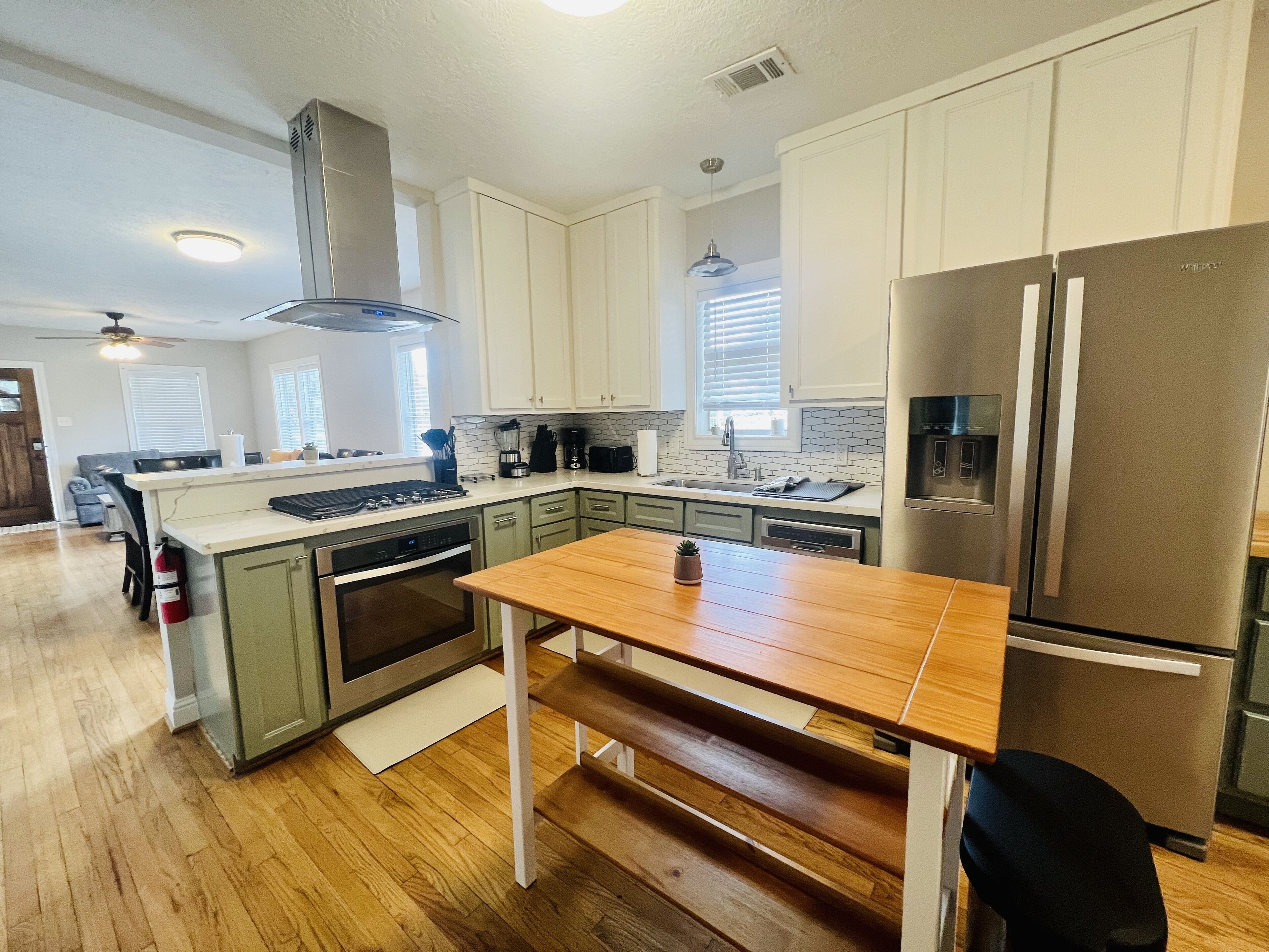 Frigorifero, microonde, forno, piano cottura