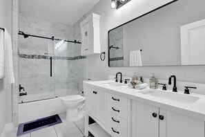 Shower, hair dryer, towels, soap - SWEET HOUSTON 14 people, 4 Bethrooms, 2 Full Bath. Pool, Central Houston. (Houston)