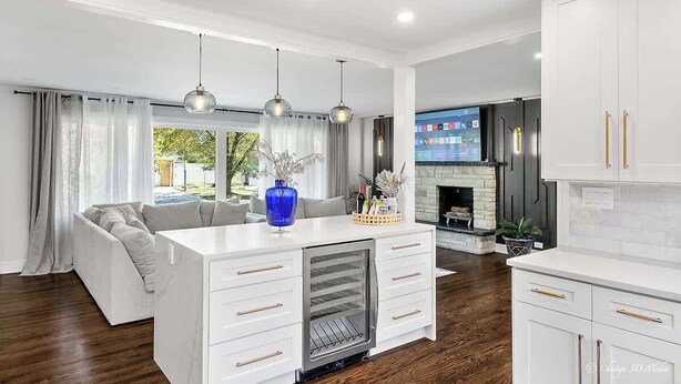 A modern kitchen with white cabinetry, a built-in oven, and pendant lighting. - Casa 22 Luxury & Modern 3BD 2BA Home in Skokie (Skokie)