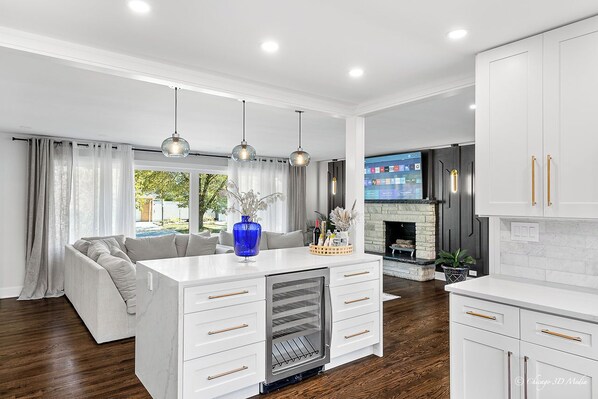 Interior - Casa 22 • Luxury Modern House for 6 • 3 Bed, 2 Bath (Skokie)