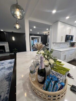 Interior - Casa 22 • Luxury Modern House for 6 • 3 Bed, 2 Bath (Skokie)