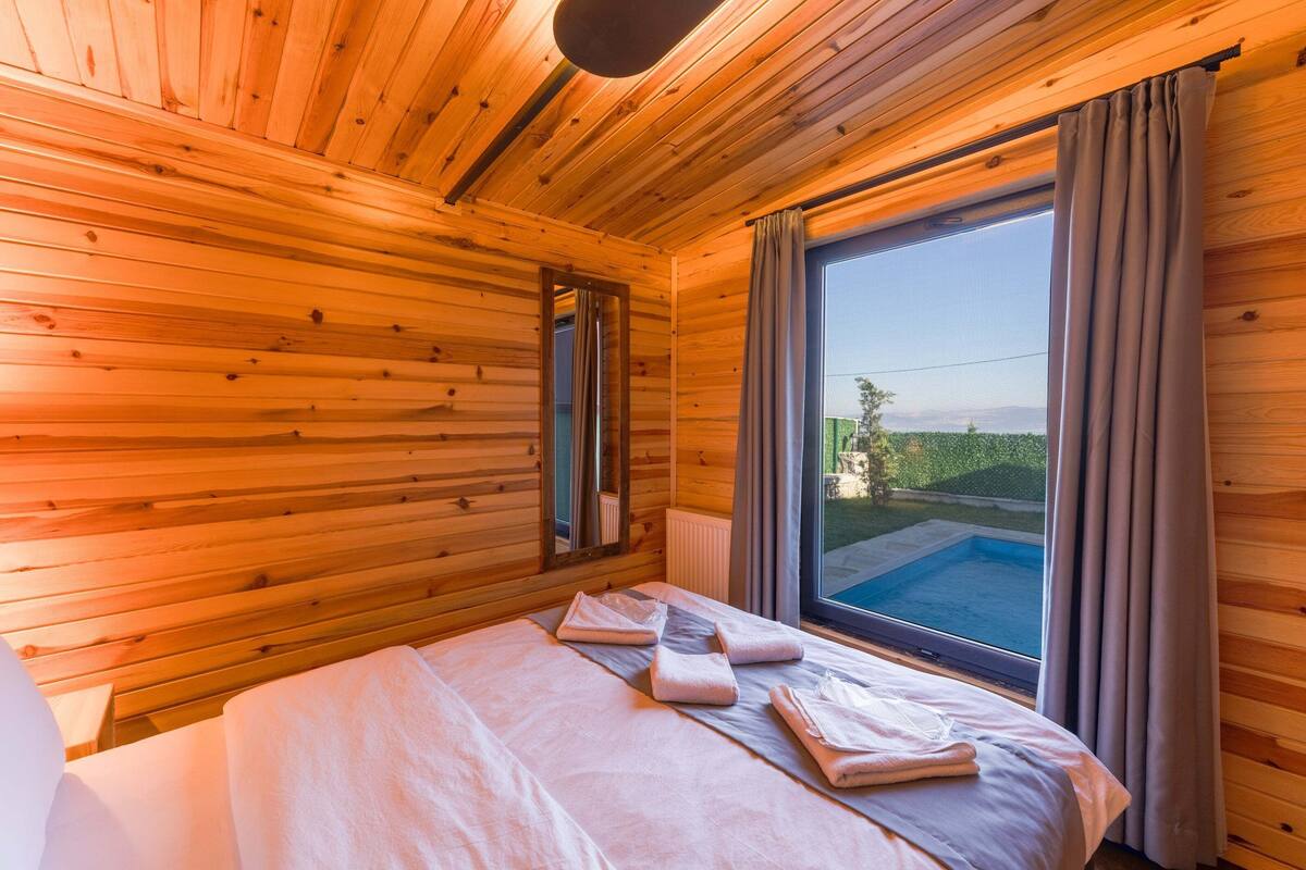 2 bedrooms, Egyptian cotton sheets, premium bedding, minibar