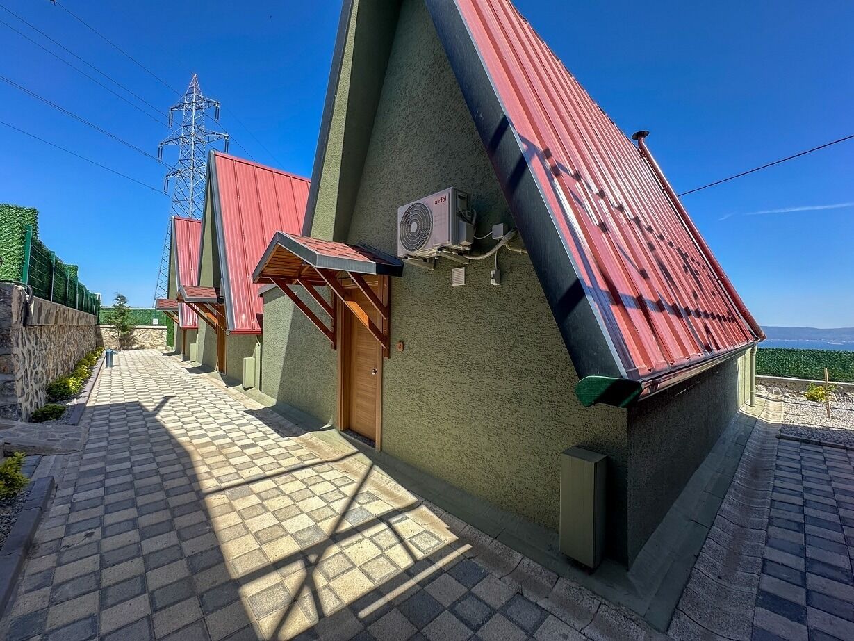 Una hilera de casas con techos inclinados y un sendero pavimentado.