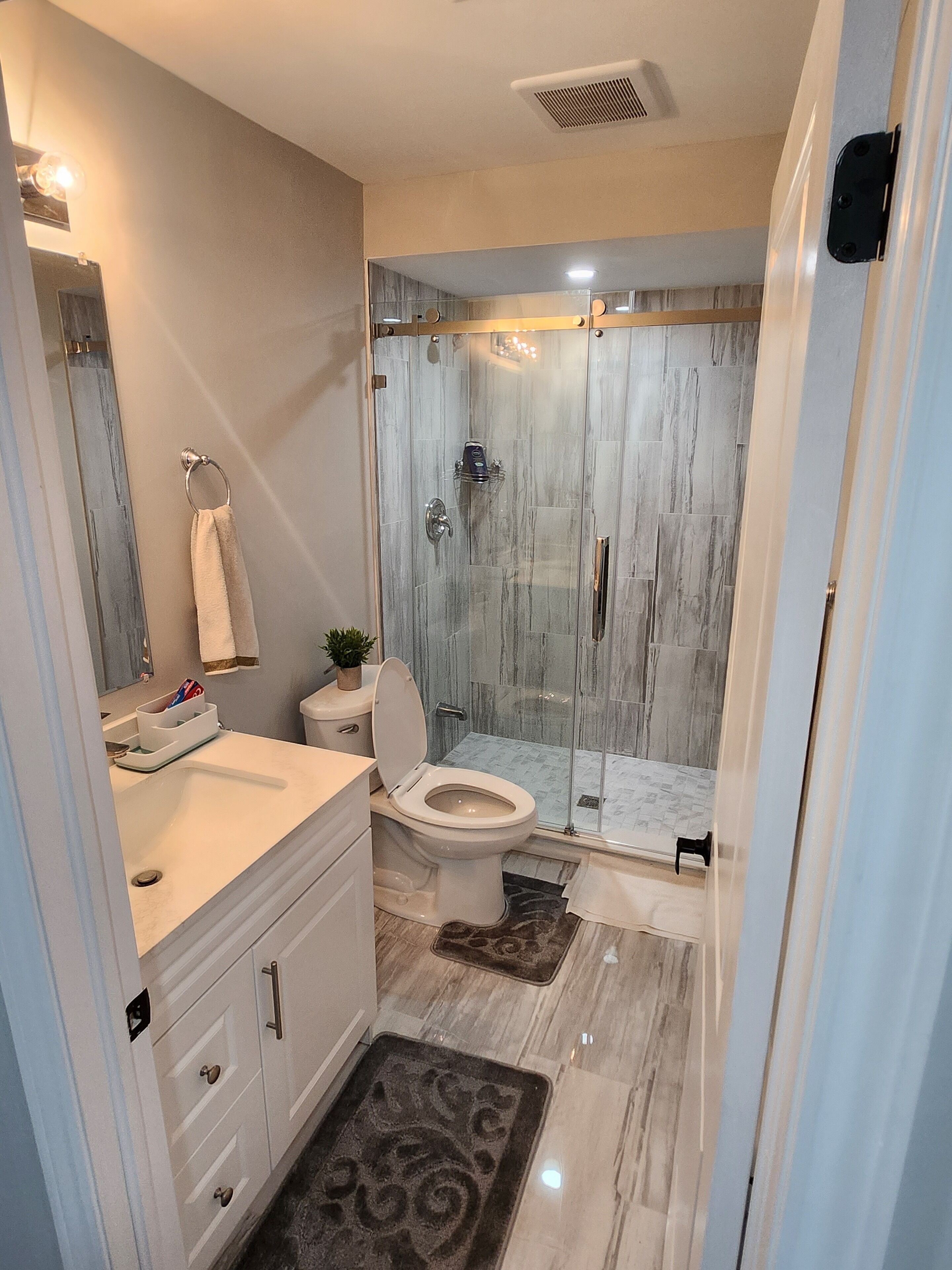 Dusche, Handtücher, Seife, Toilettenpapier