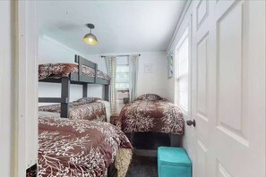 5 bedrooms, iron/ironing board, bed sheets