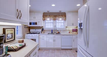Historic 3 BR Home w/ Game Room Near Millikin Univ.