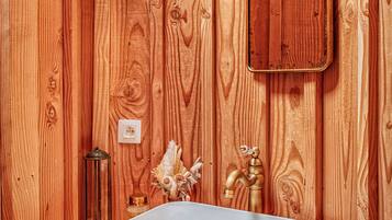 Dusche, HandtĂŒcher, Seife, Shampoo