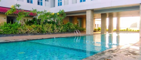 Una piscina al aire libre