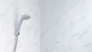 Appartement | Badkamer | Een douche, gratis toiletartikelen, handdoeken