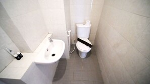 Studio | Bathroom | Shower, free toiletries, towels