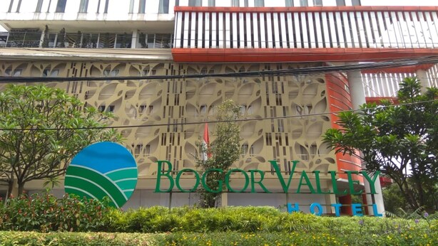 Het uiterlijk van Hotel Bocor Valley, met een opvallende gevel en een herkenbaar bord.