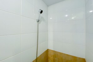 Studio | Bathroom - Comfort Living Studio At 20Th Floor Green Pramuka City Apartment (Jakarta)