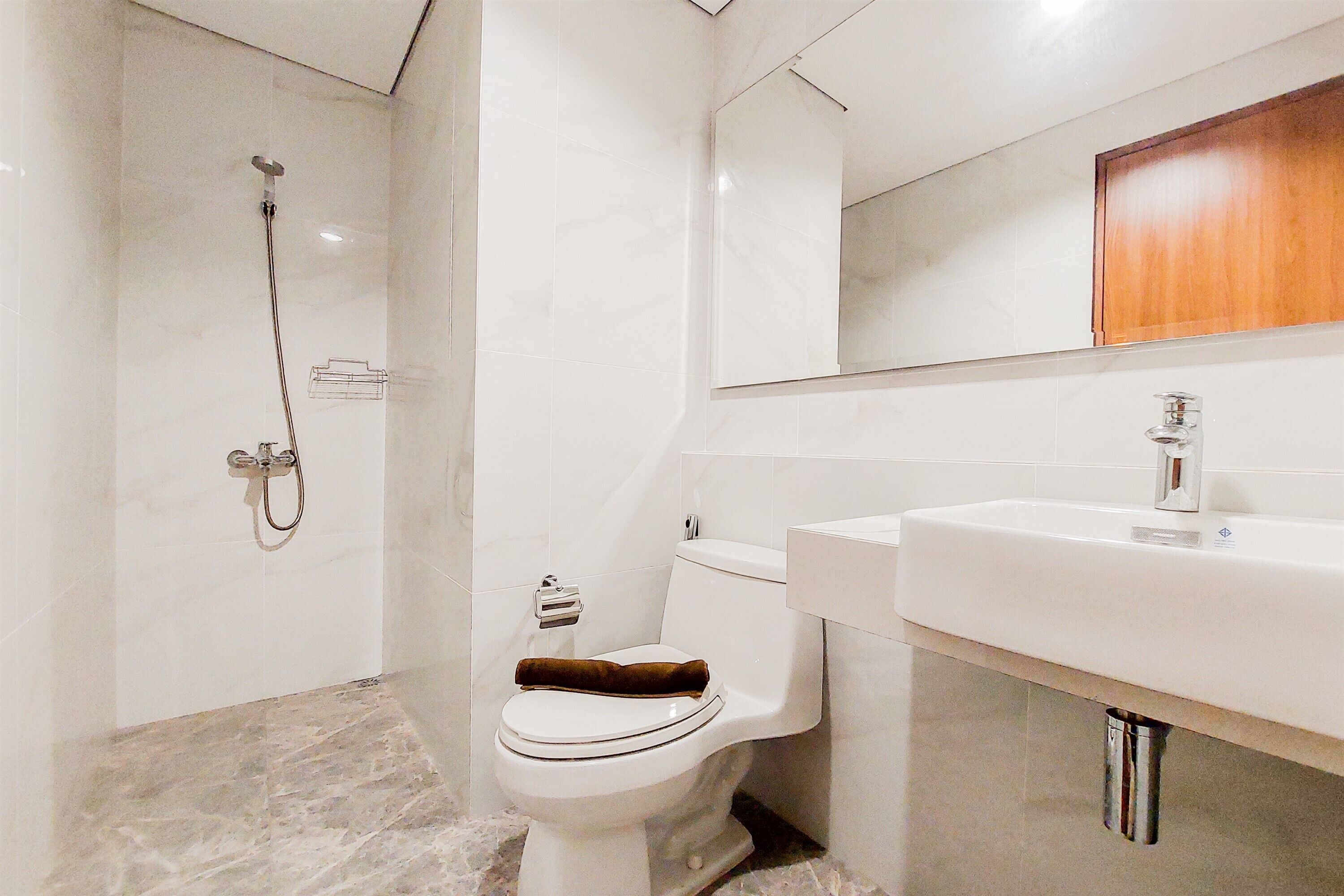 Ein modernes Badezimmer mit Toilette, Dusche und Waschbecken.