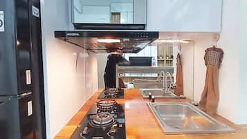 Apartamento | Cozinha privada | Geladeira grande, cooktop