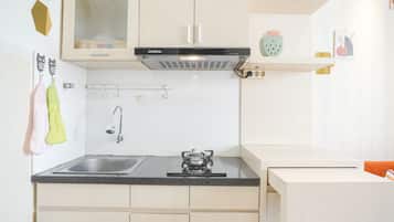 Apartamento | Cozinha privada | Geladeira grande, cooktop