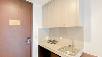 Estudi | Cuina privada | Frigorífic gran i placa de cuina