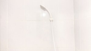 Studio | Bathroom | Shower, free toiletries, towels